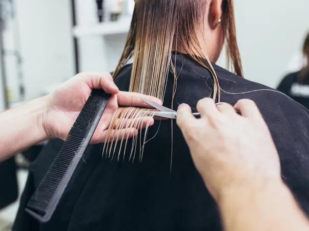 Coiffeur coupant les cheveux blonds et mouillés d'une cliente à Blois dans le Loir-et-Cher 41
