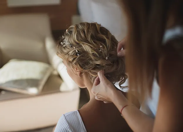 Un barbier coiffe un homme barbu, tenant un peigne et des ciseaux à Blois dans le Loir-et-Cher 41